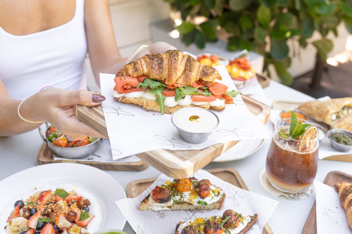 Za'atar croissant with smoked salmon, tomato and arugula